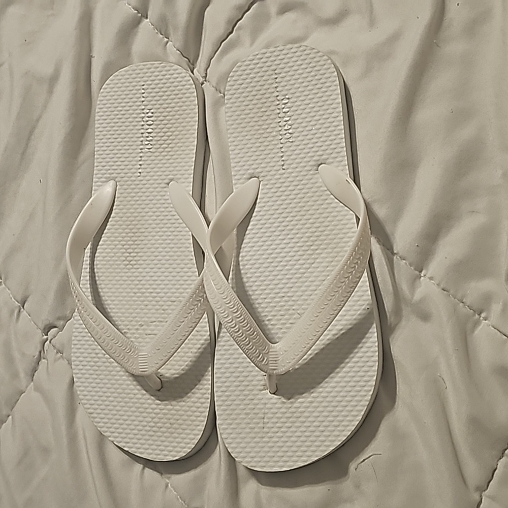 Girls used white in great condition old navy flip flop sandals. Sz large 5-6
